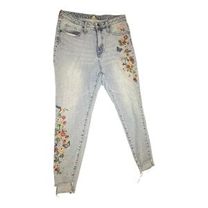 Wonderly Light Wash Floral, Butterfly, Hummingbird Embroidered Jeans Size 29